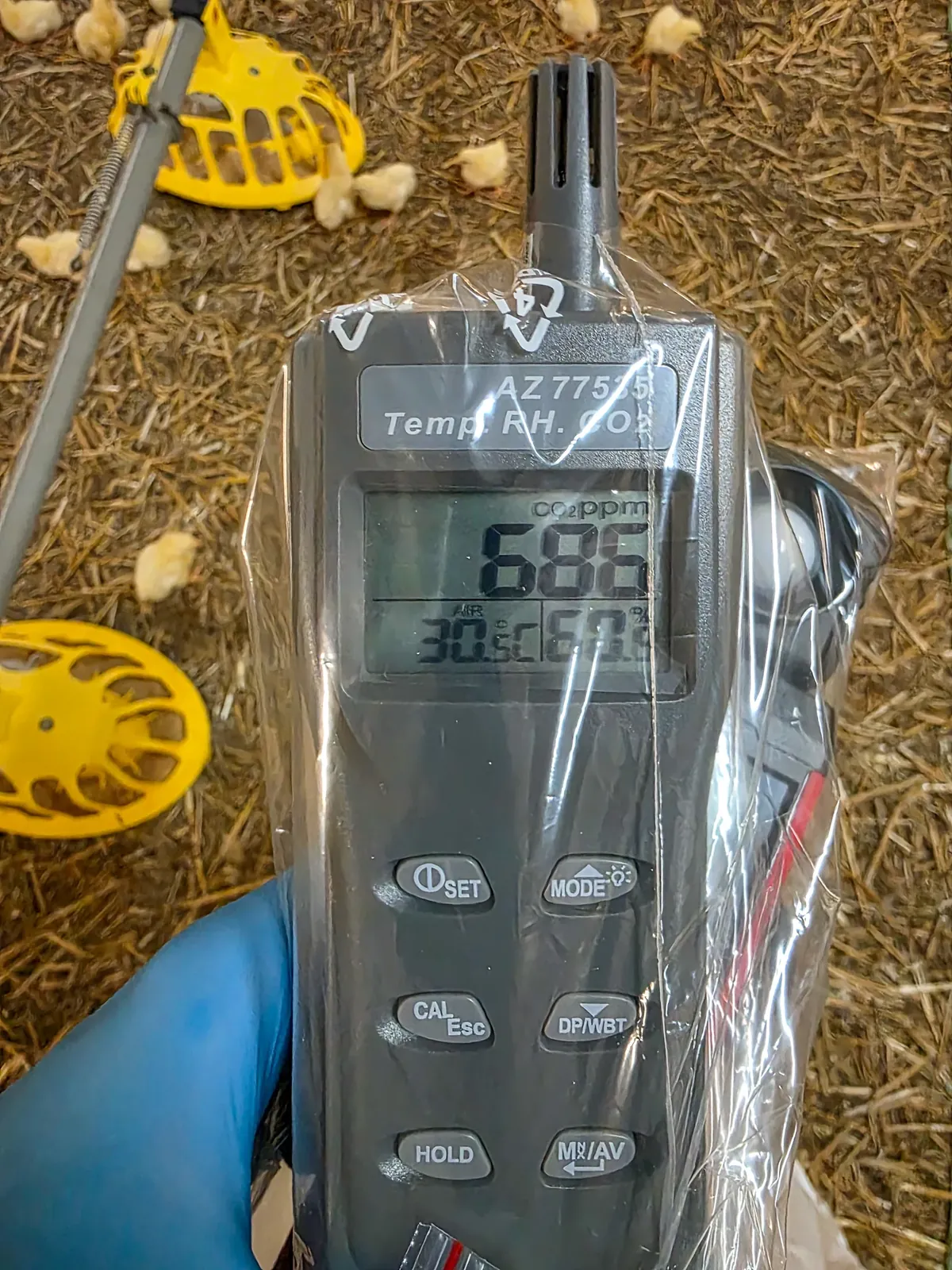 Miernik CO2, temperatury i wilgotności podczas pomiaru w kurniku